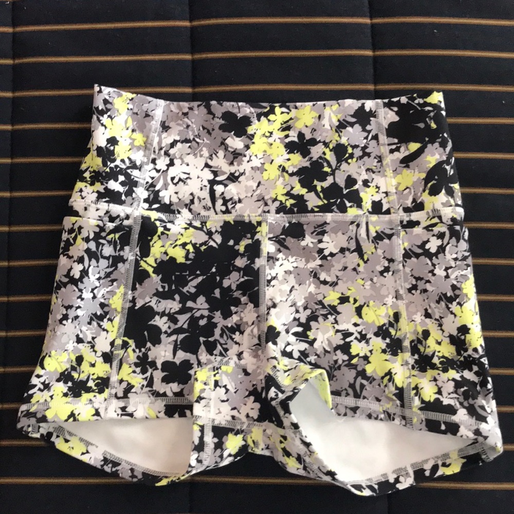 Fabletics Oasis High-Waisted Pocket Short 2”, XS/4